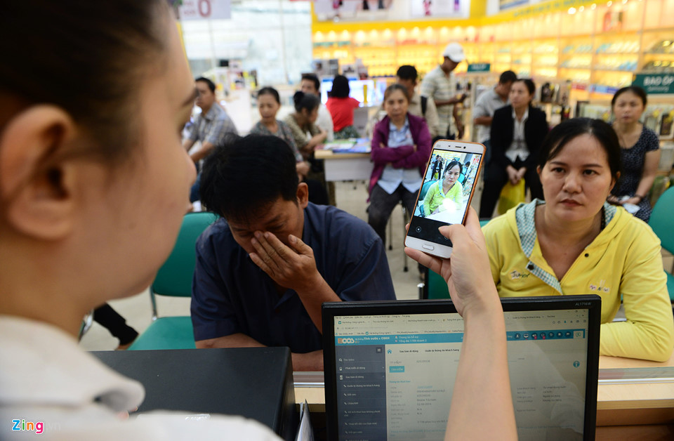 Quầy giao dịch của nhà mạng ở Sài Gòn chật cứng người chờ chụp hình